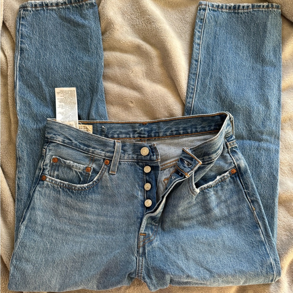 Levi's women’s Blue Jeans - Picture 3 of 5